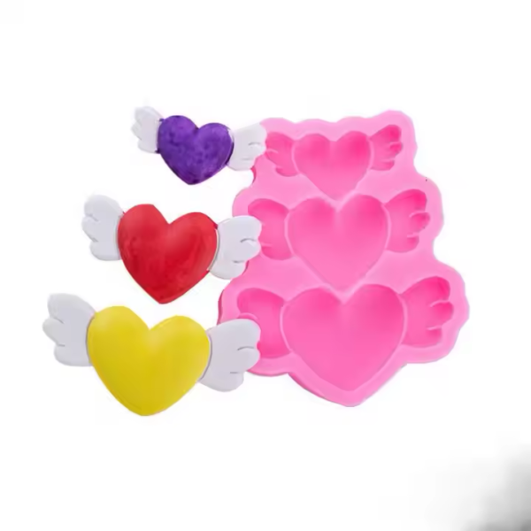 قالب قلوب مجنحة